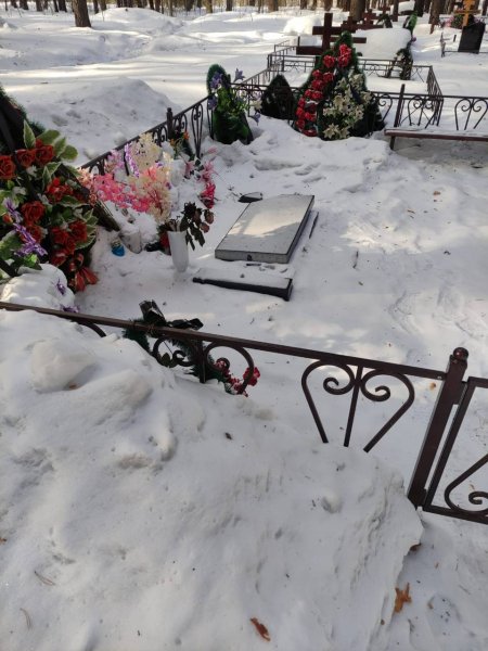 Полицейские устанавливают лиц, которые повредили надгробия на кладбище Лесосибирска