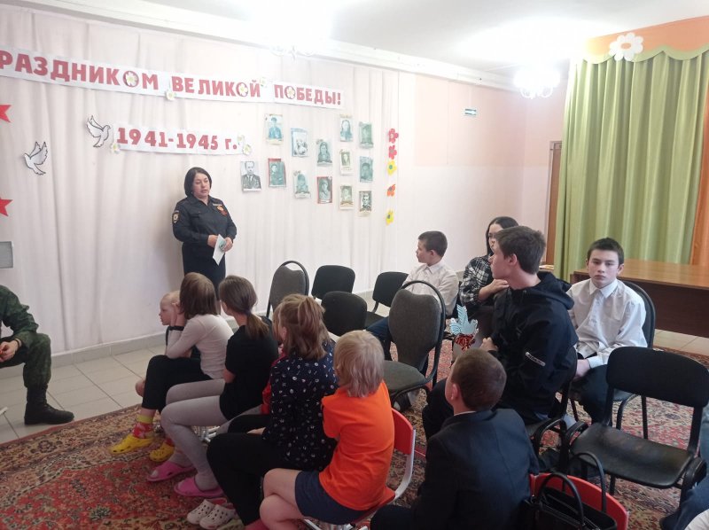 Сотрудники полиции и общественники Лесосибирска провели «Час мужества» в Центре семьи