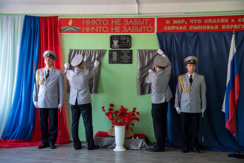 В Лесосибирске увековечили имя капитана полиции Андрея Рейна, погибшего при исполнении служебного долга