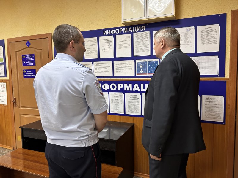 В Лесосибирске общественники проверили работу подразделений по вопросам миграции и регистрационно-экзаменационного пункта полиции