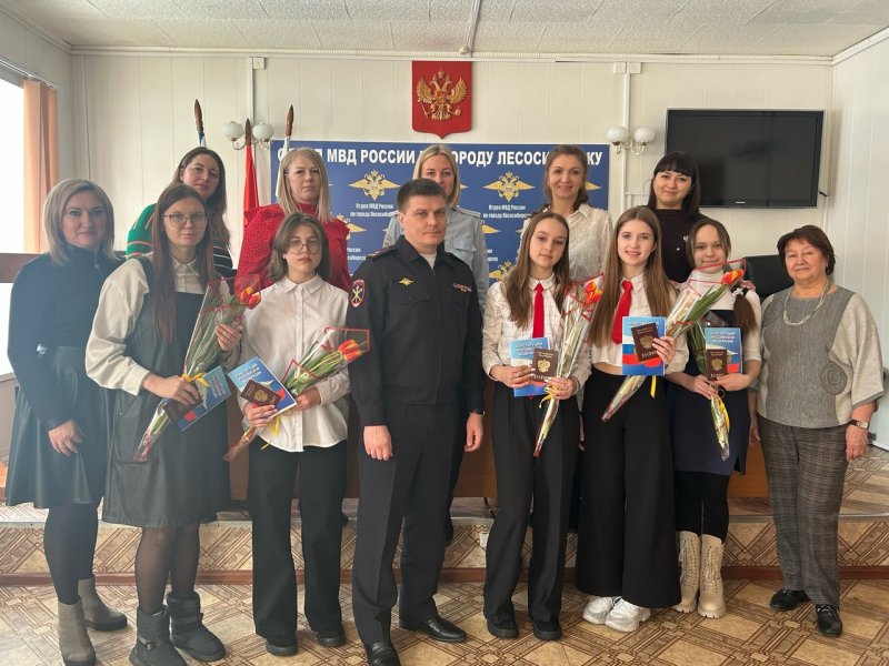 «8 Марта - В каждый Дом»: Полицейские Лесосибирска торжественно вручили первые паспорта юным жительницам города